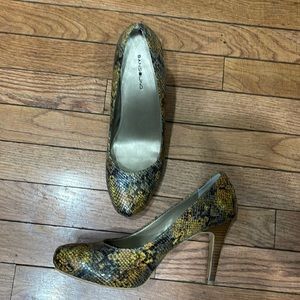 Bandolino Faux snake skin heals Size 8